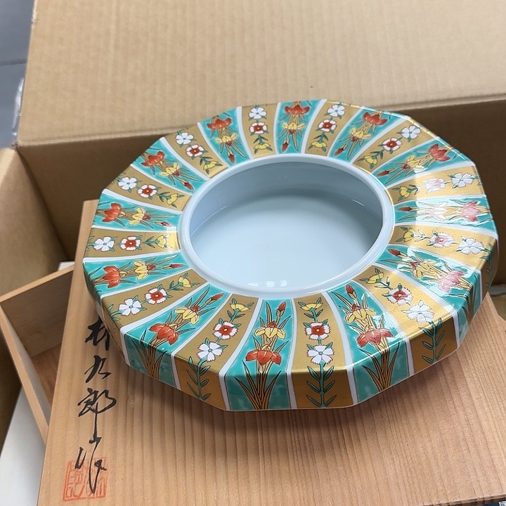 精品瓷器。