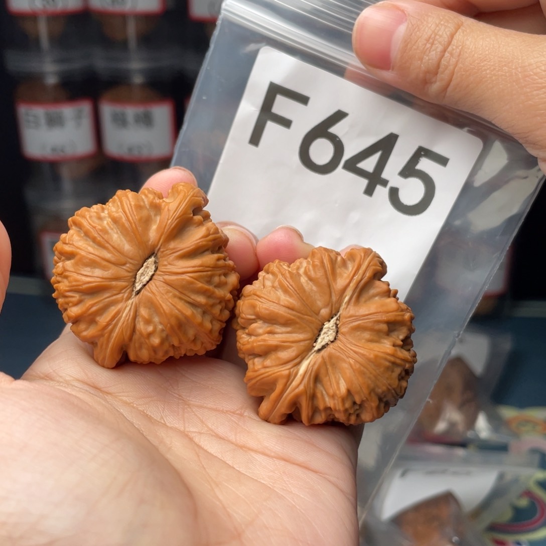 文玩核桃吊坠43闷白