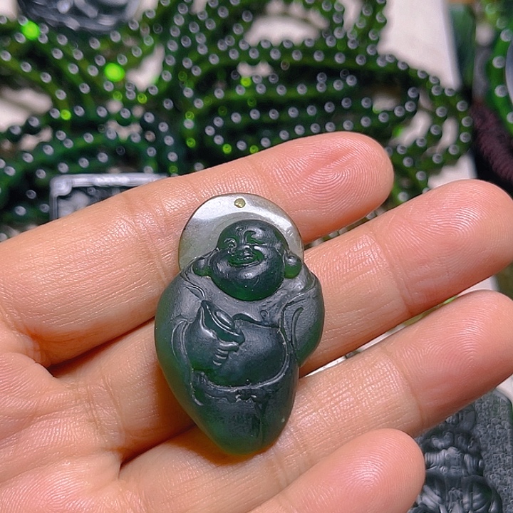 云***起蛇纹石玉未镶嵌颈饰