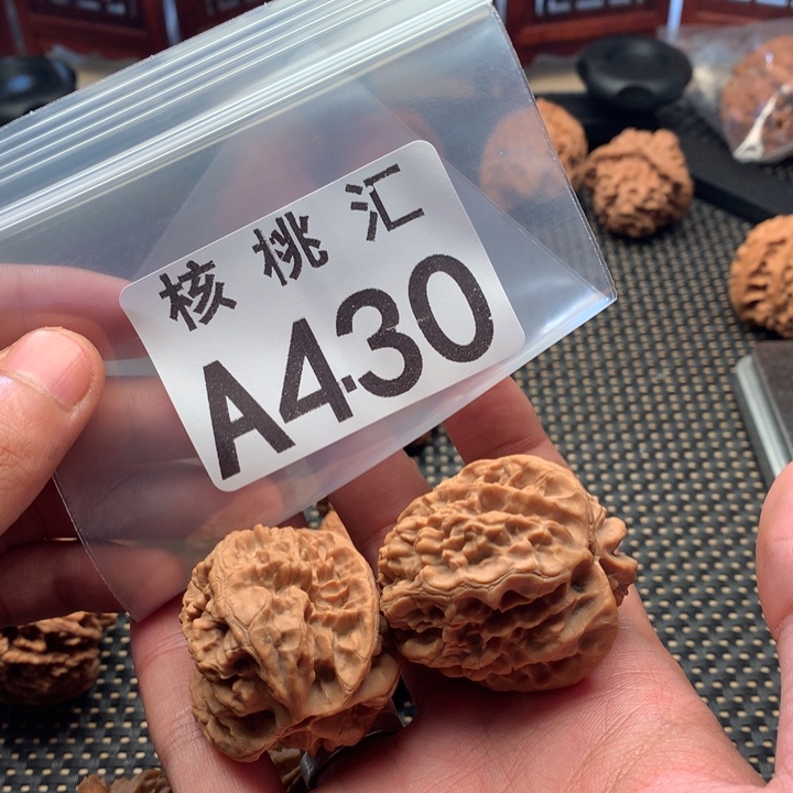 尹***烁吊坠文玩核桃13陵鸡心