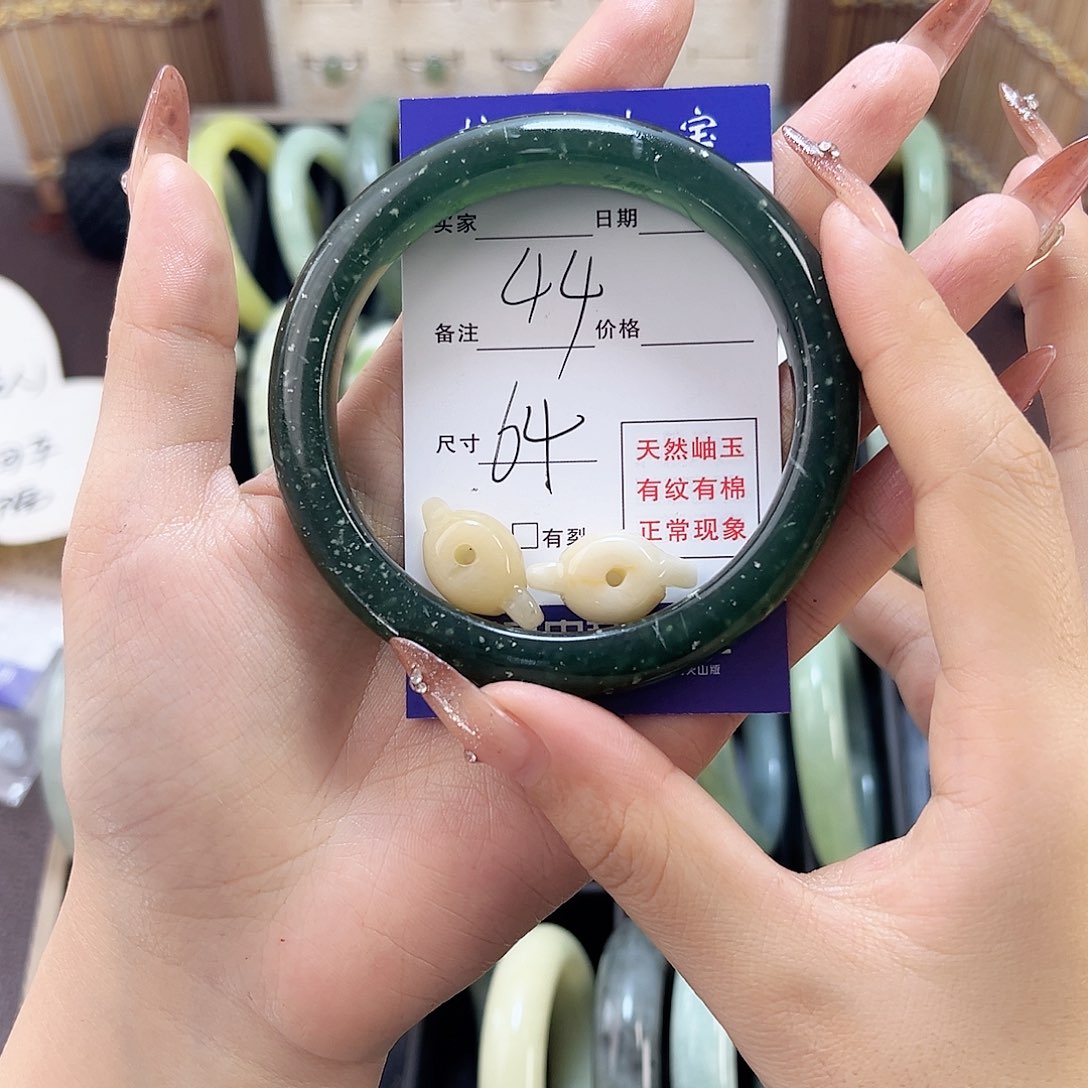蛇纹石玉手镯未镶嵌清****婆