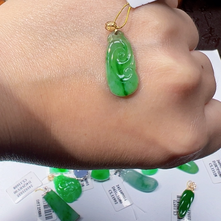 翡翠挂件18K金镶嵌翡翠