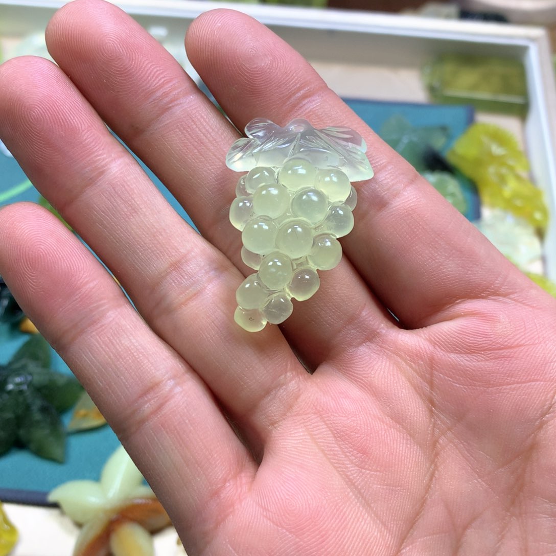 岫玉颈饰未镶嵌葡萄