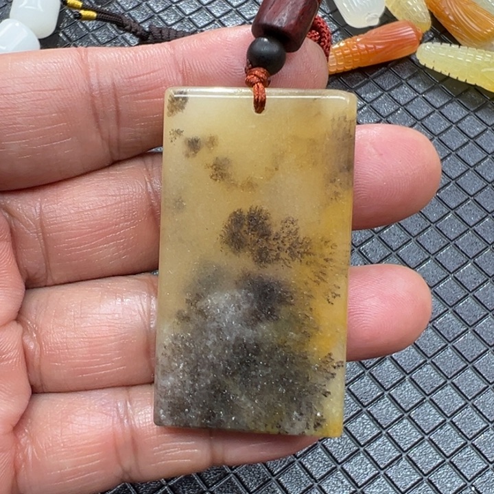 石英质玉（黄龙玉）颈饰未镶嵌