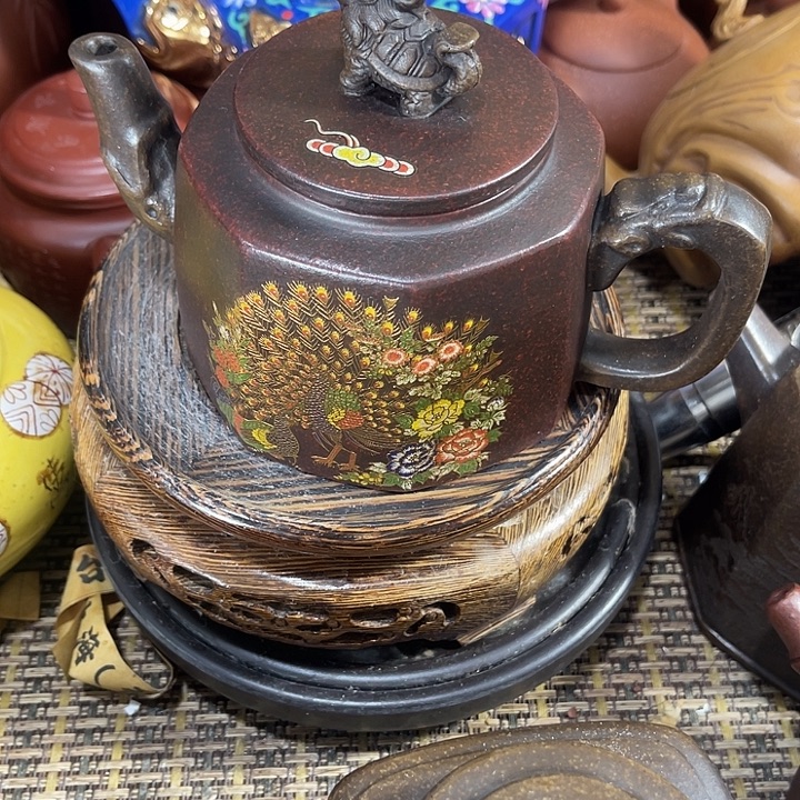茶壶紫砂原矿泥料手工制作的一把紫砂壶。
