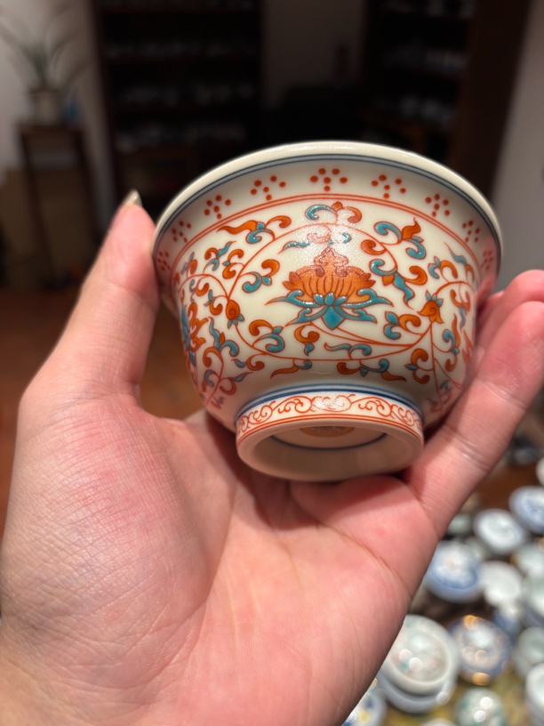 景德镇高温红绿彩缠枝压手