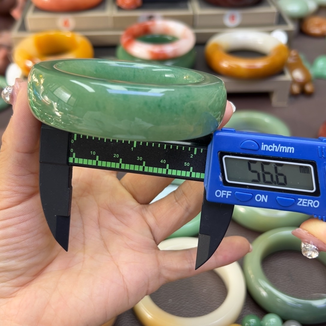 未镶嵌手镯石英岩玉