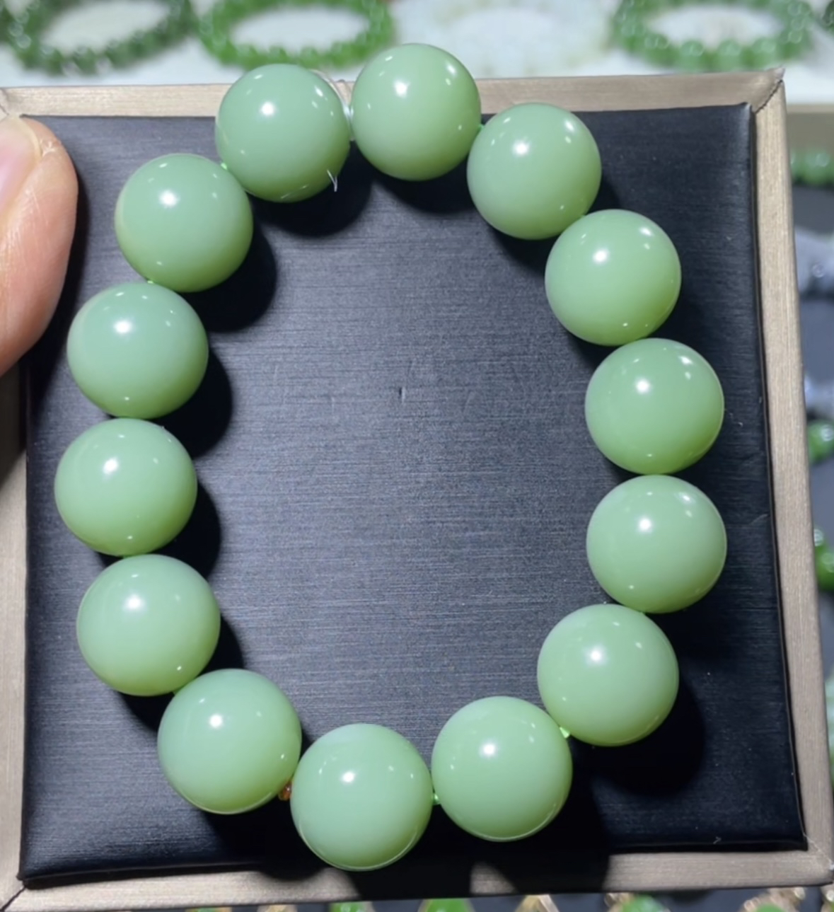 【藏品级】天然和田玉俄罗斯碧玉粉绿底无暇手串约15mm