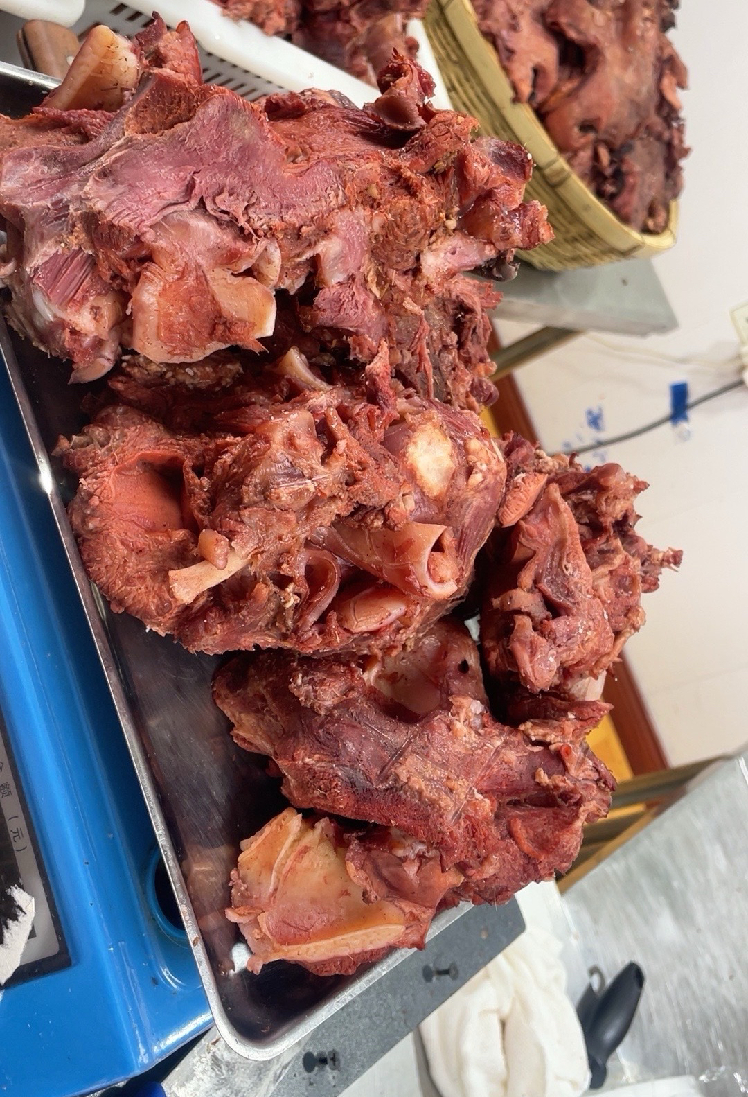 清真五香剔骨牛碎肉，略带软脆骨（介意慎拍），凉调爆炒，开袋即食