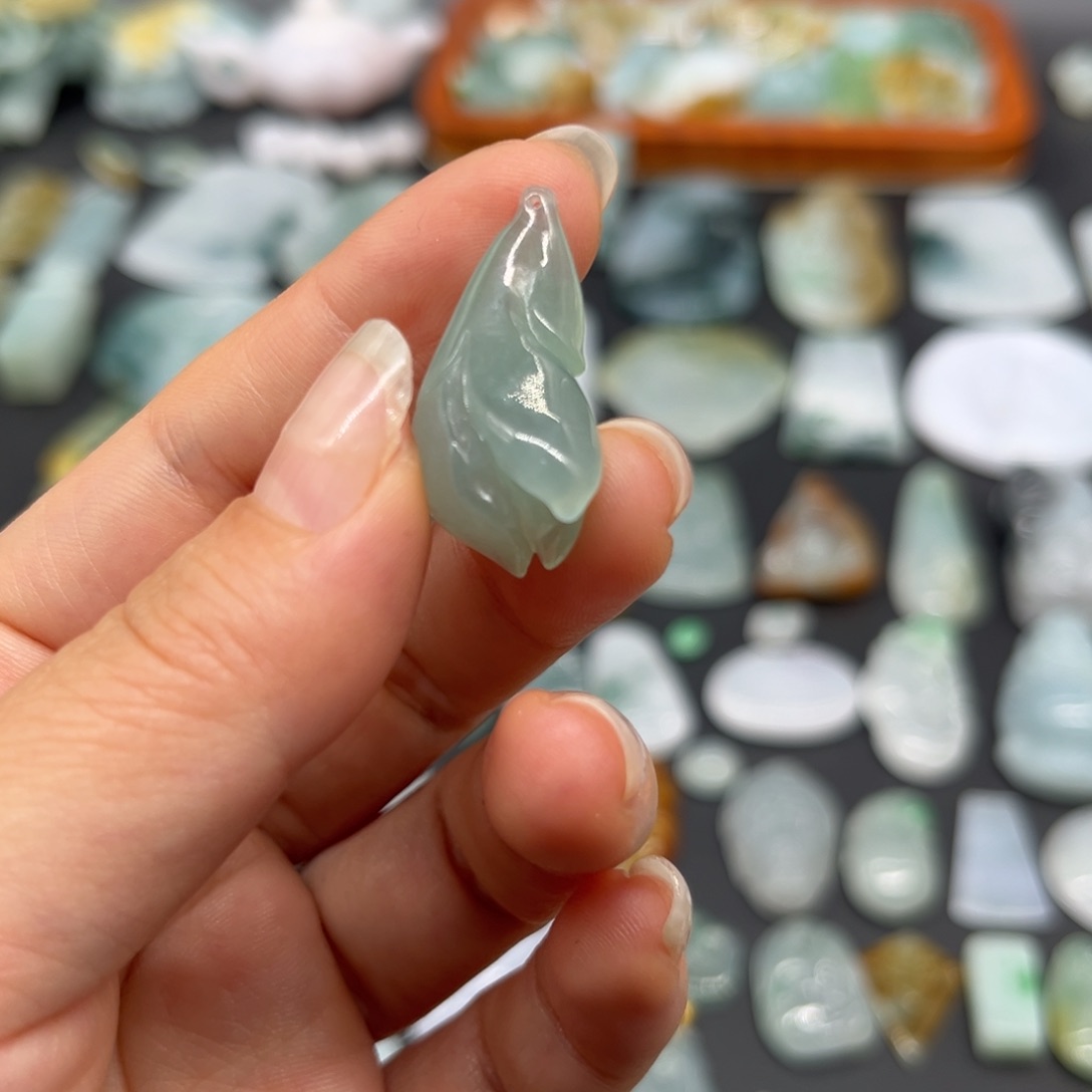 翡翠未镶嵌颈饰玉兰花