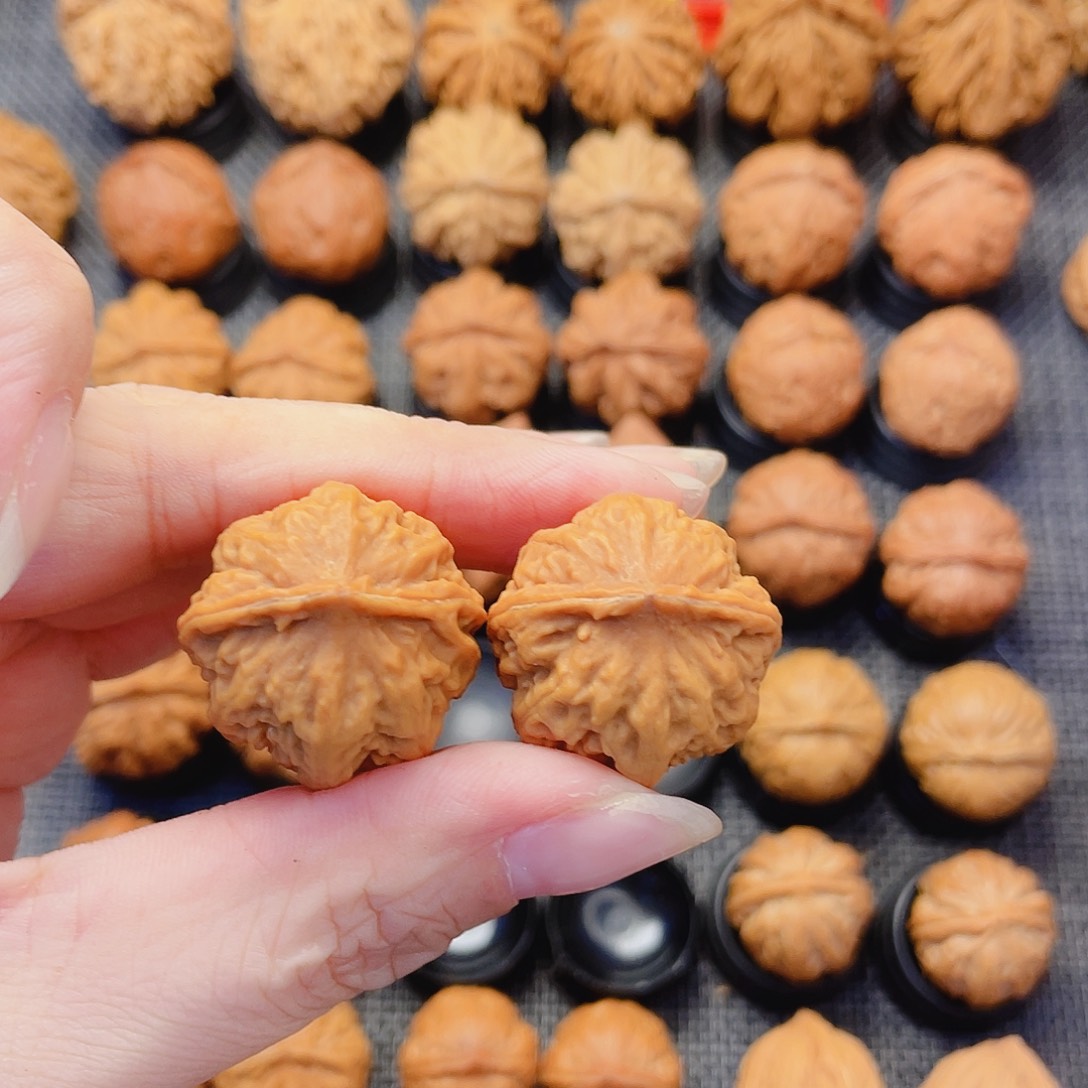 草***莓把件文玩核桃八棱