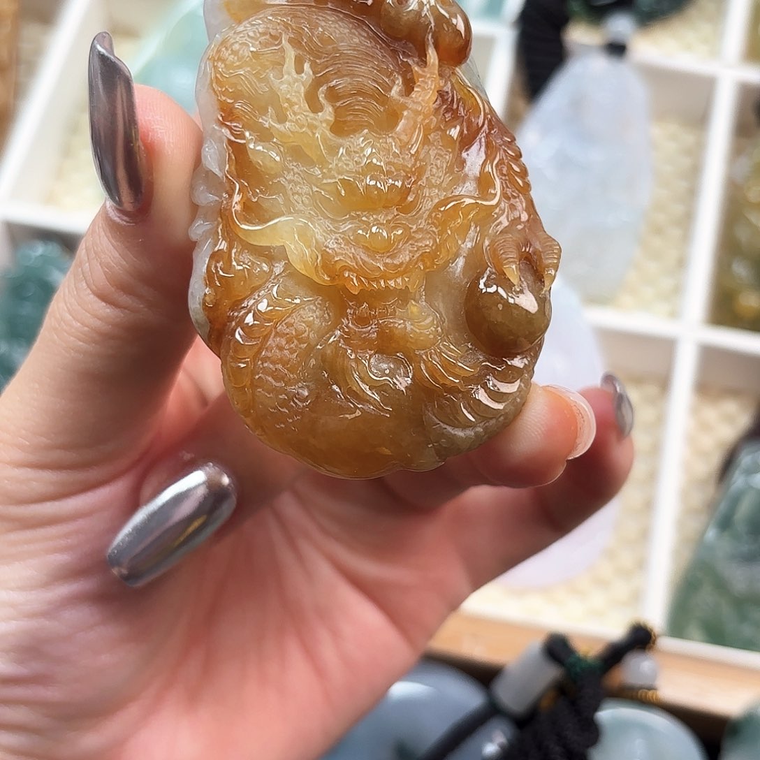 翡翠颈饰未镶嵌王***龙