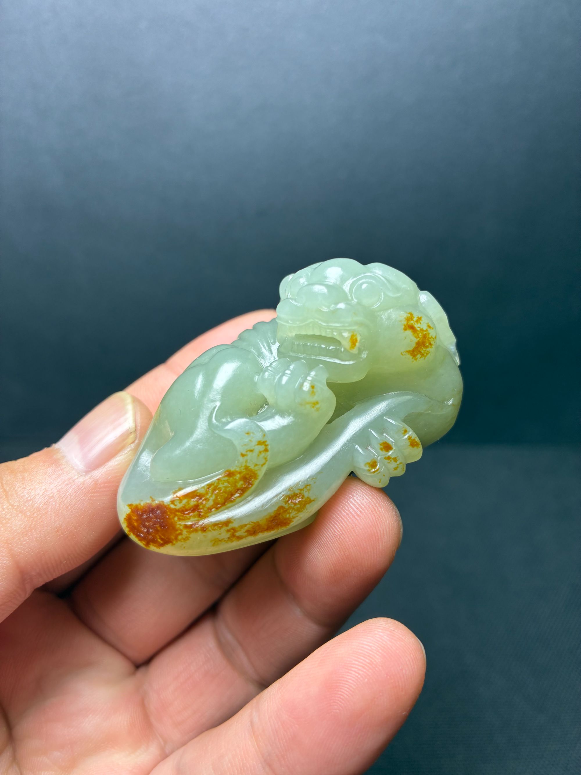 新疆和田玉籽料独籽原籽原皮红沁皮青白玉元宝型回头貔貅吊坠