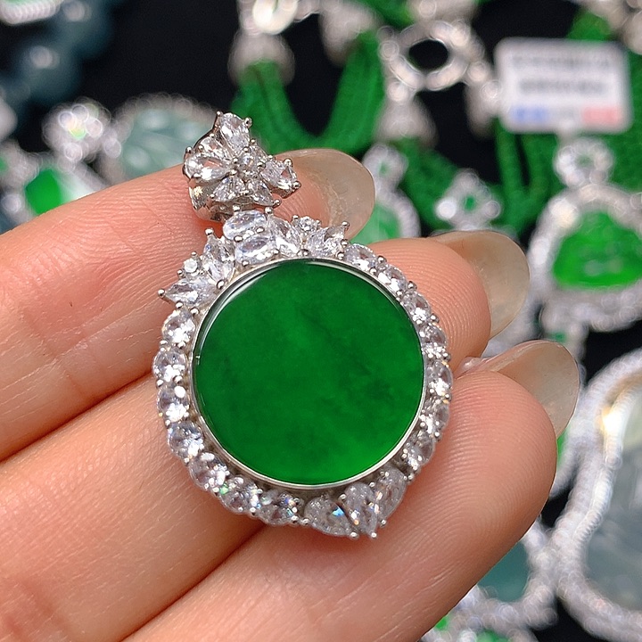 翡翠颈饰未镶嵌翡翠