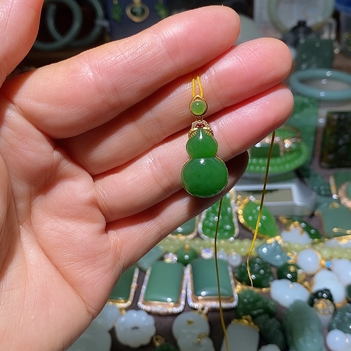 麦***德和田玉（碧玉）18K金镶嵌吊坠(不含链)