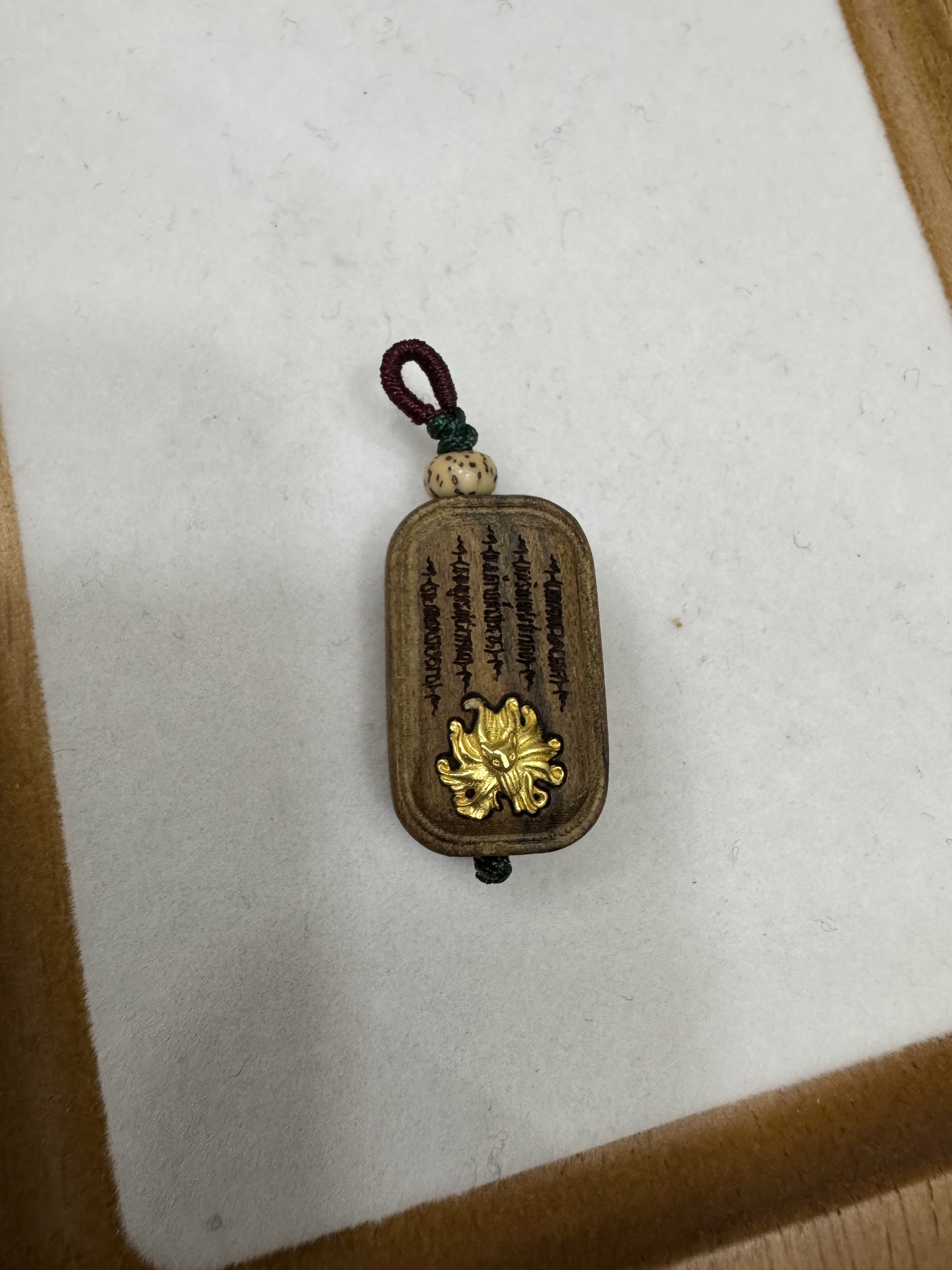 沉香木描经文吊坠