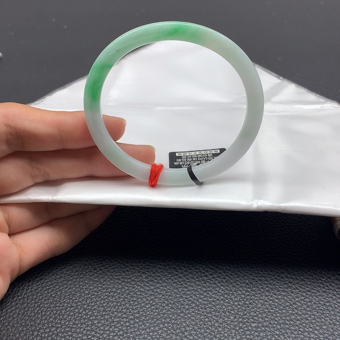 翡翠未镶嵌手镯55贵妃