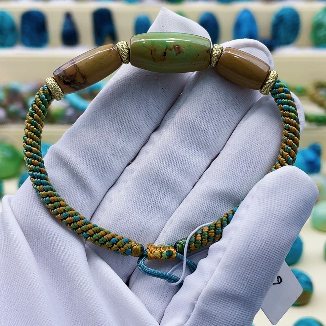 绿松石颈饰未镶嵌