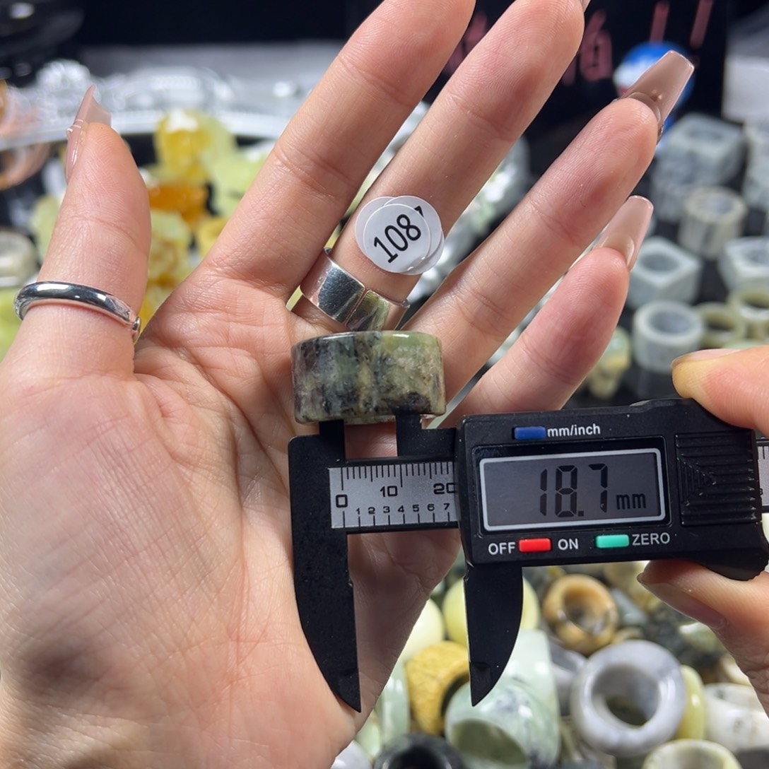 蛇纹石玉未镶嵌戒指