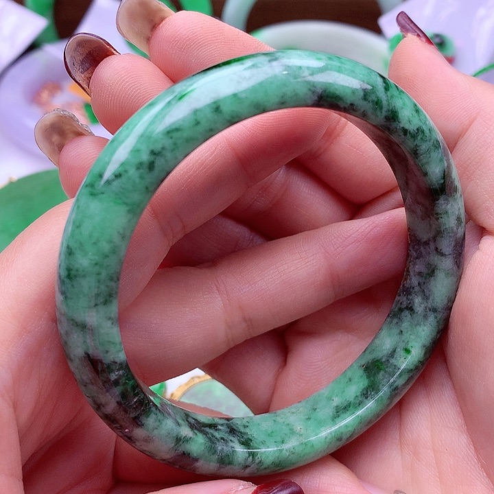 翡翠手镯未镶嵌翡翠