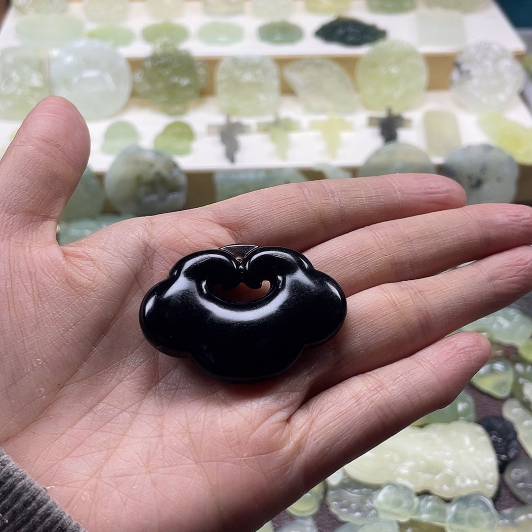 蛇纹石玉颈饰未镶嵌