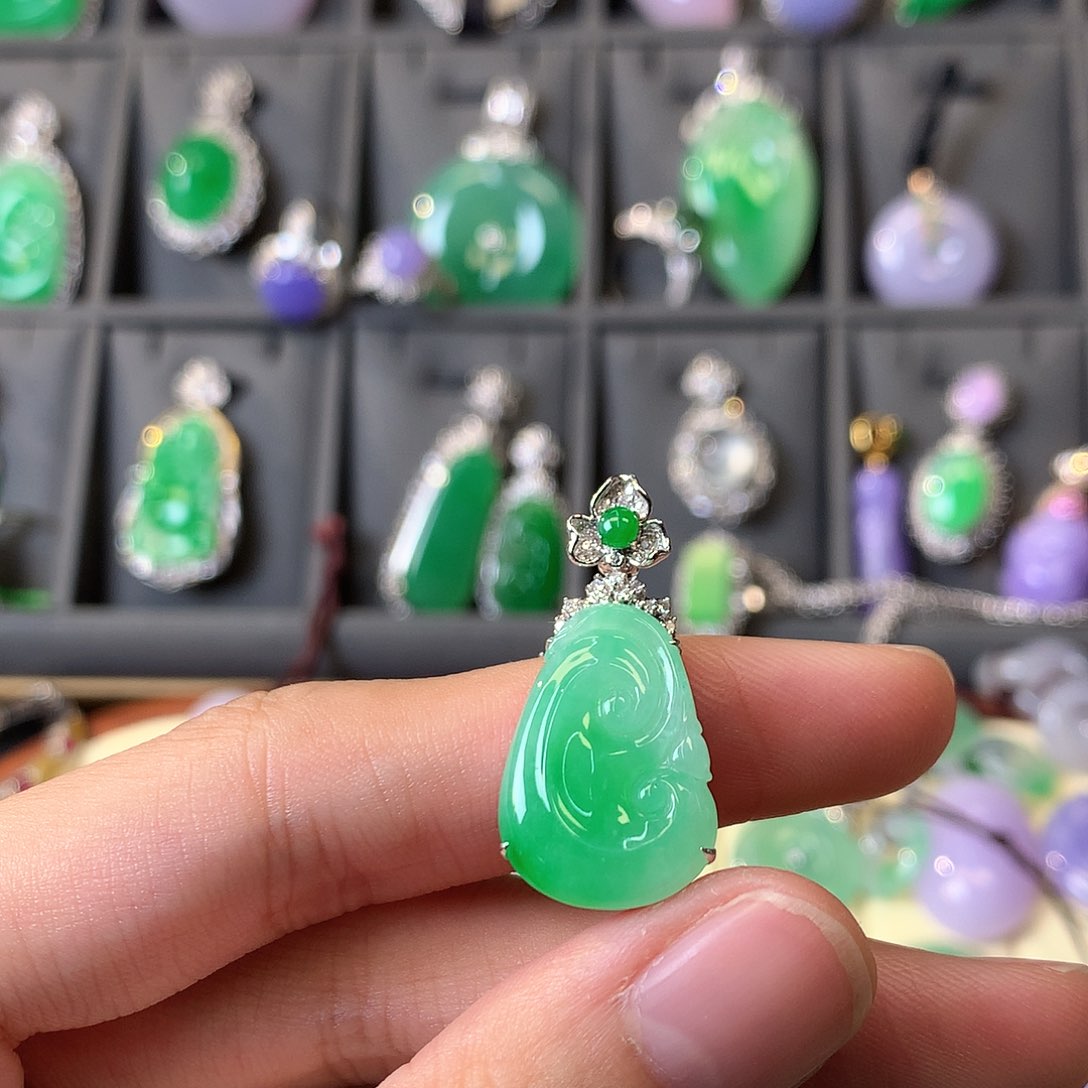 翡翠颈饰18K金镶嵌吊坠