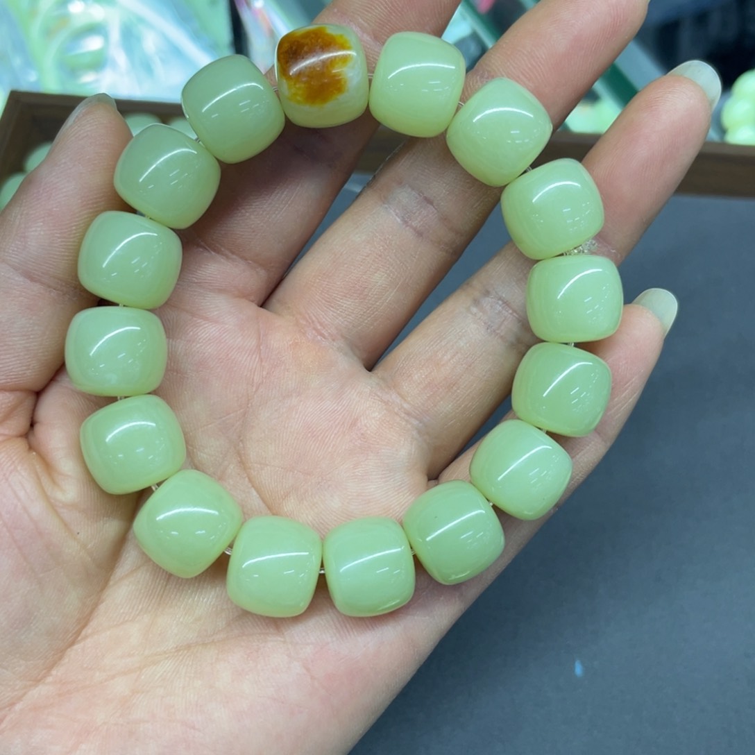 手串未镶嵌岫岩河磨玉（透闪石质玉）兰*