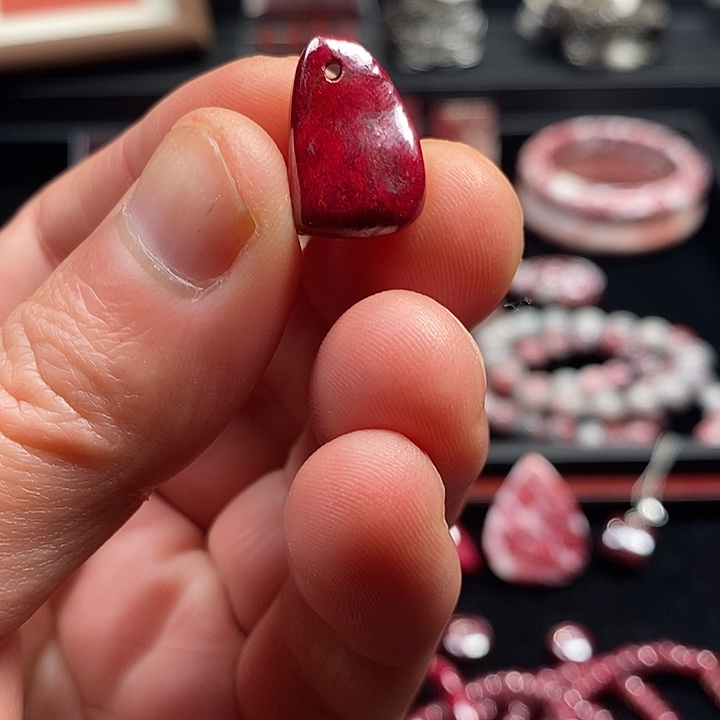 天然辰砂天然朱砂原矿打磨吊坠