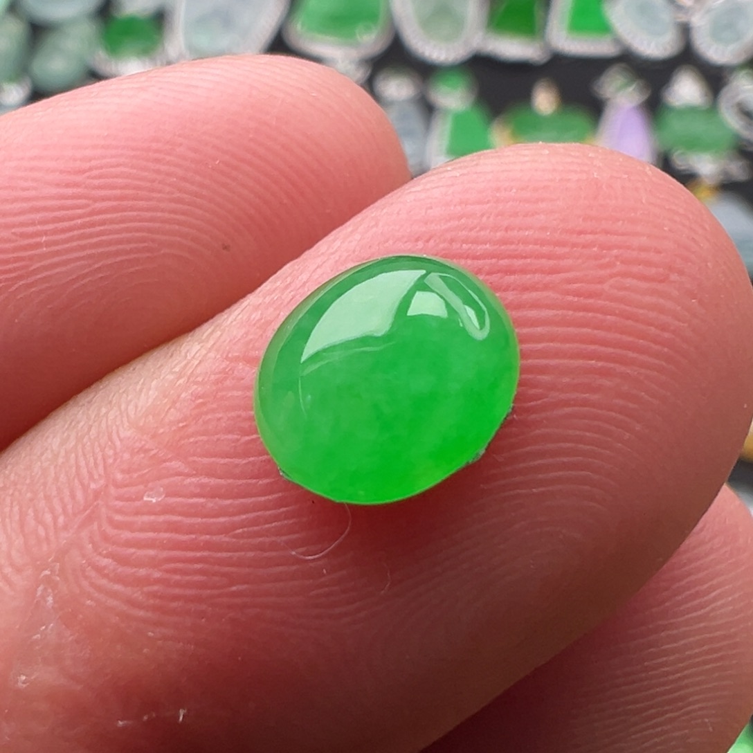 翡翠颈饰未镶嵌蛋面7.9