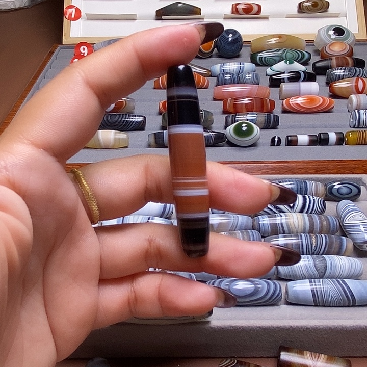 唐***石玛瑙/玉髓未镶嵌颈饰