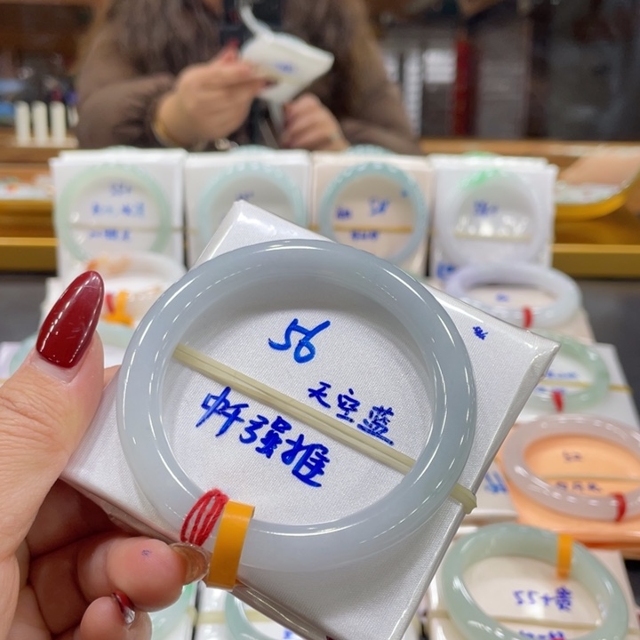 翡翠手镯未镶嵌翡翠