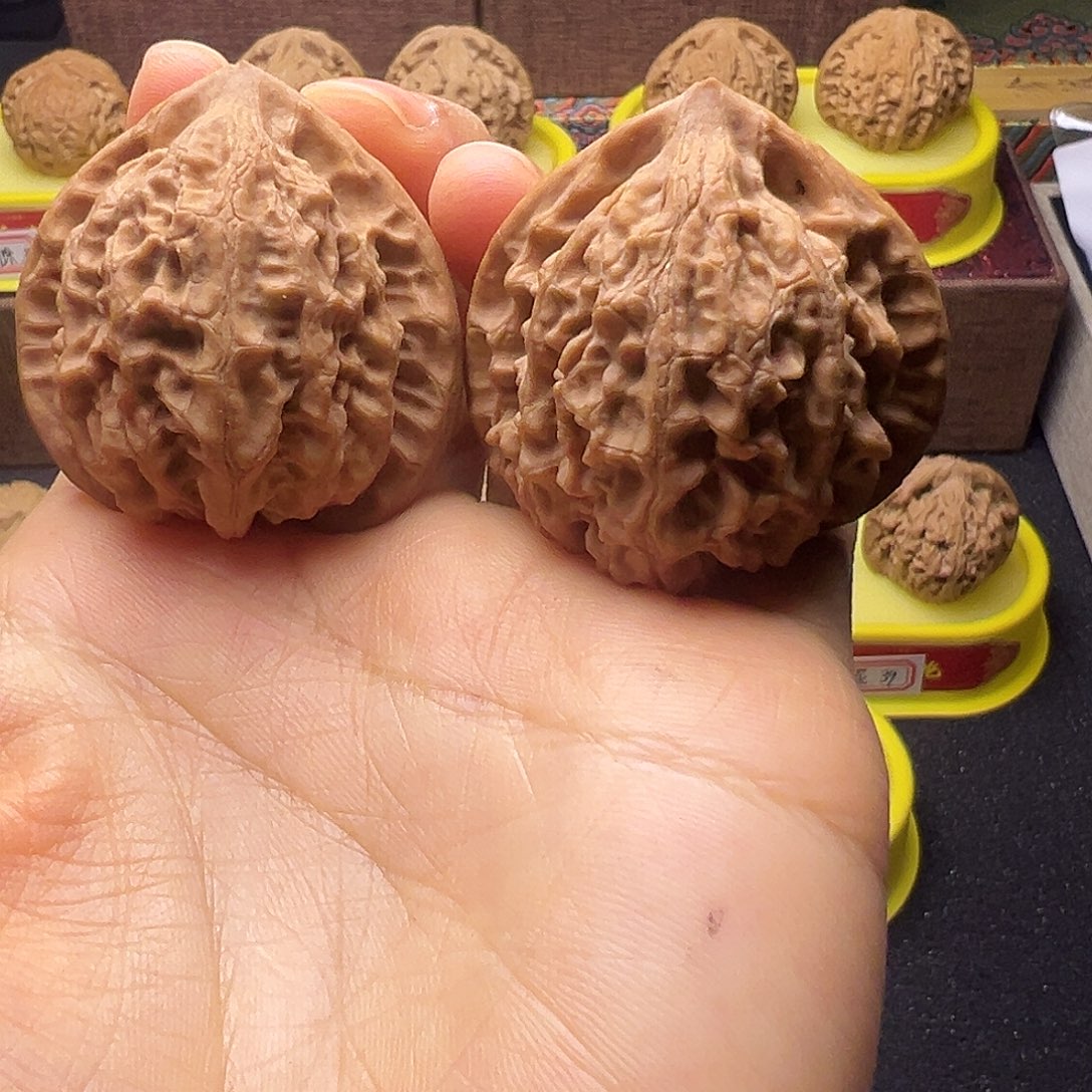 文玩核桃吊坠金牛大爱心41.5