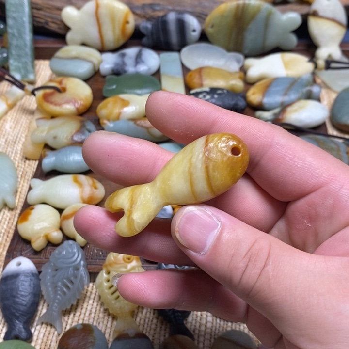 蛇纹石玉未镶嵌颈饰