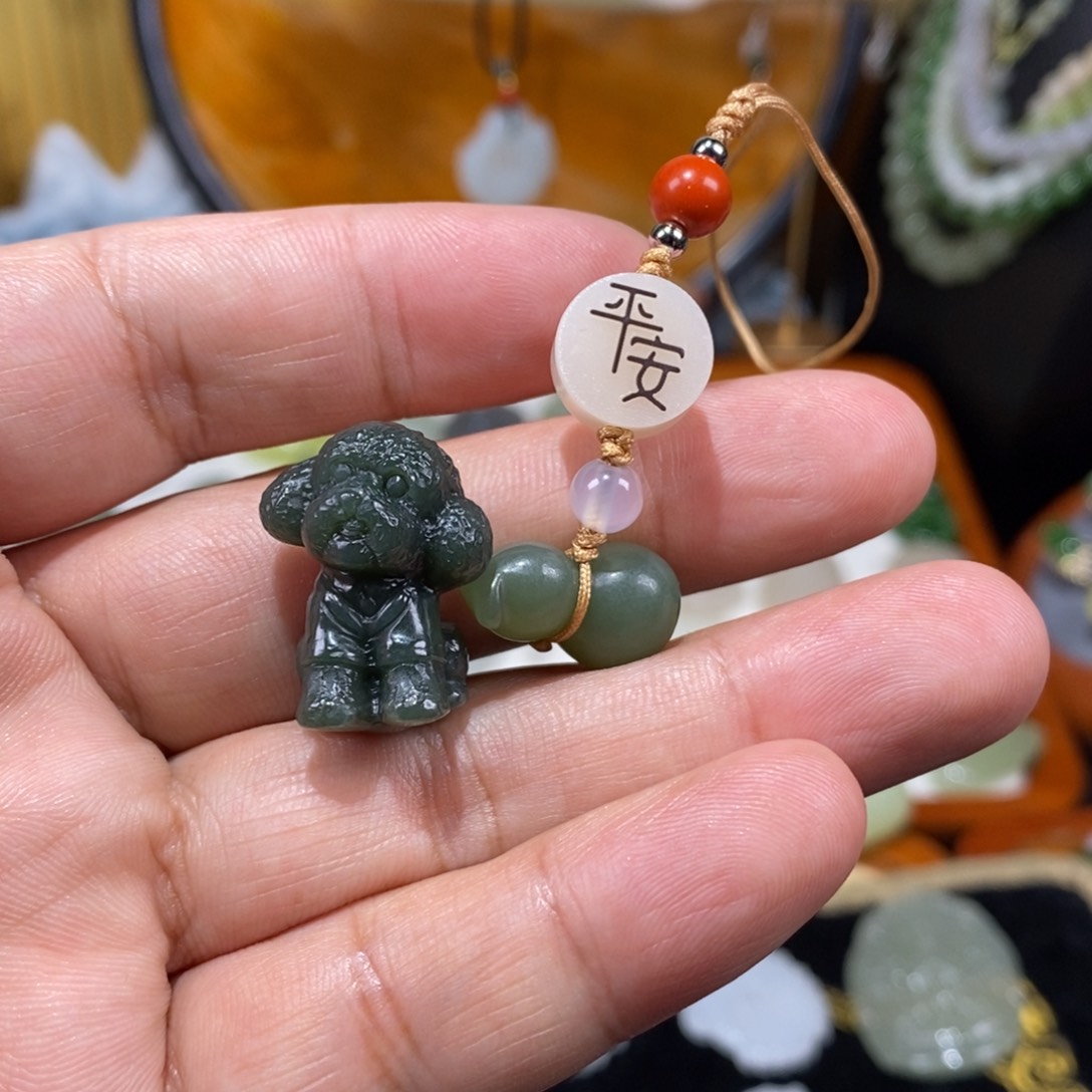 和田玉吊坠(不含链)未镶嵌萌**?