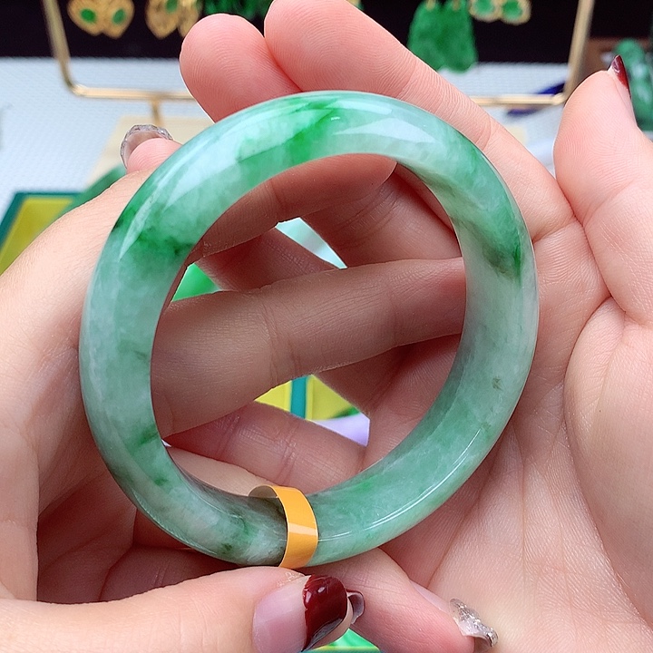 翡翠手镯未镶嵌翡翠