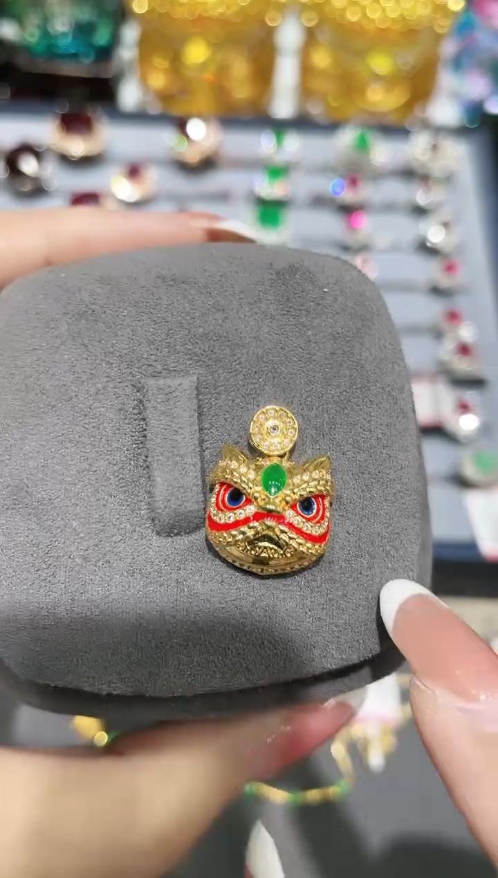 18K金镶嵌玛瑙/玉髓吊坠醒狮款