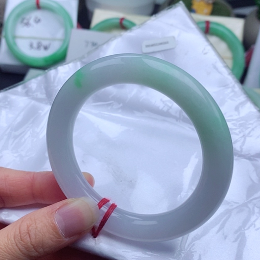 【闪购商品】翡翠手镯未镶嵌          圆条53-54白底青