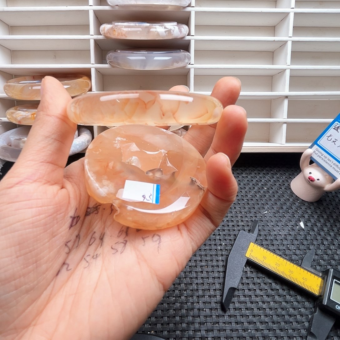 玛瑙/玉髓颈饰未镶嵌是***?