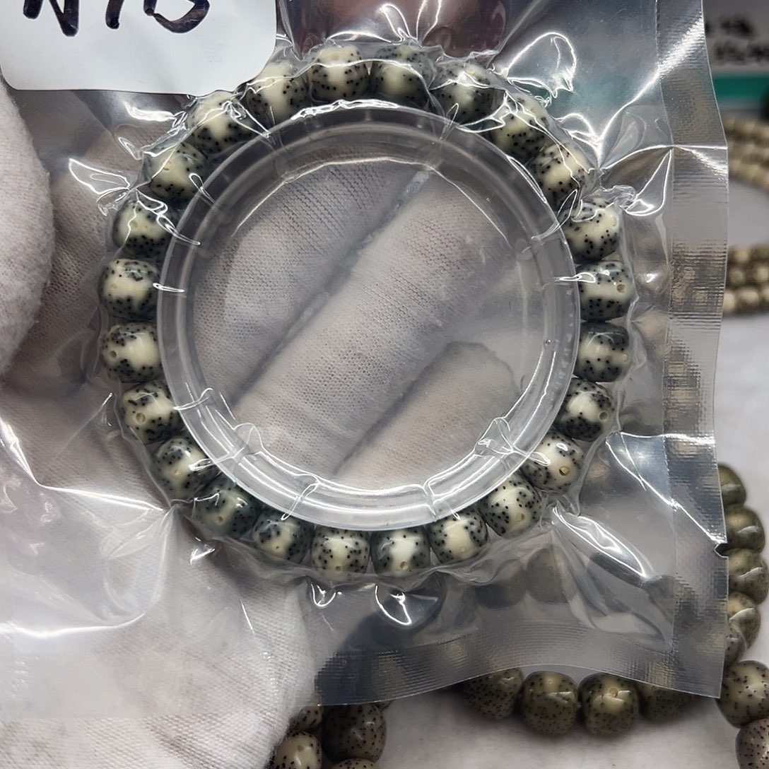 吊坠星月菩提9.5绿白一线天  113