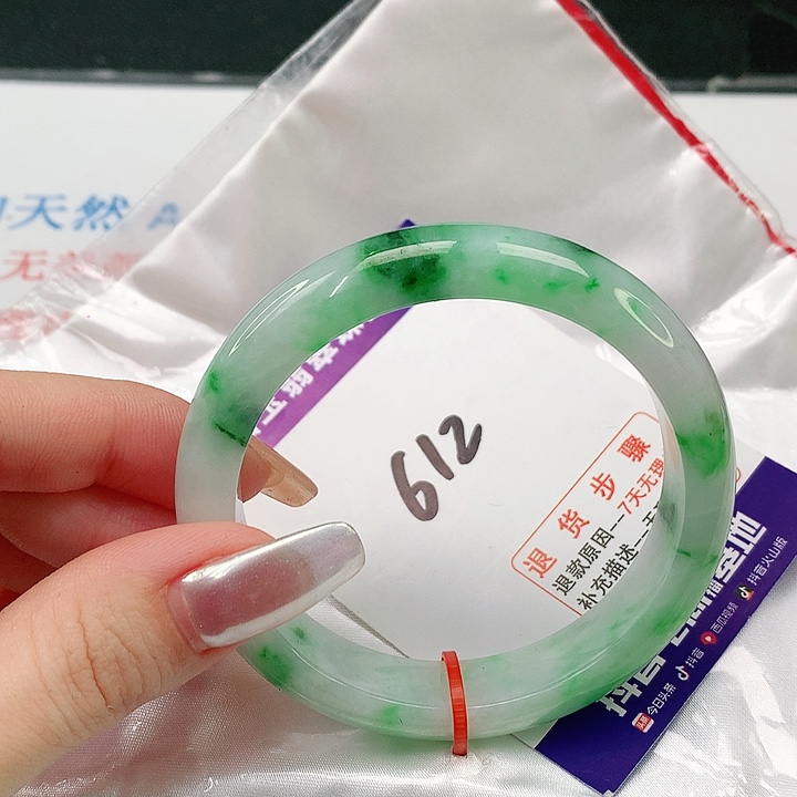 翡翠手镯未镶嵌祖****?翡翠手镯