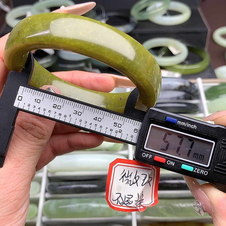 蛇纹石玉手镯未镶嵌647