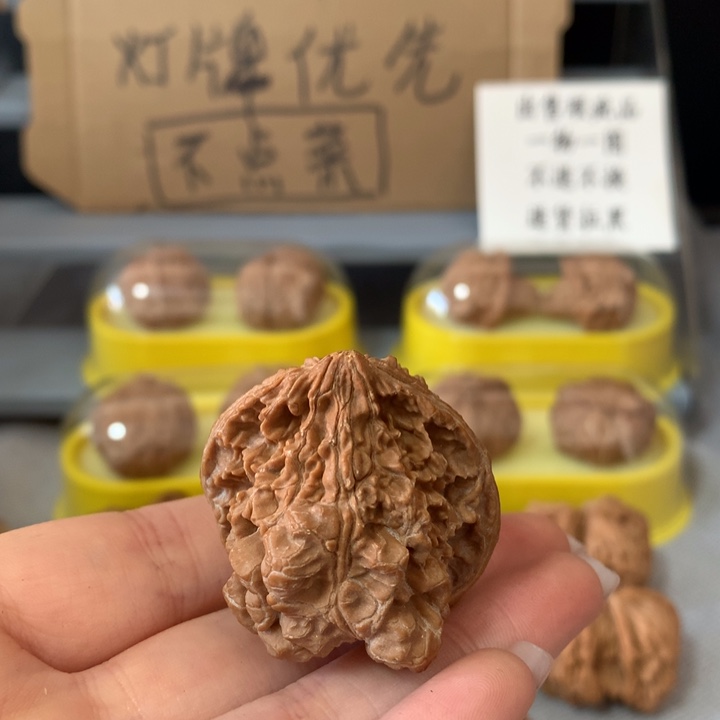 鸿***吊坠文玩核桃异形单只，有瑕疵