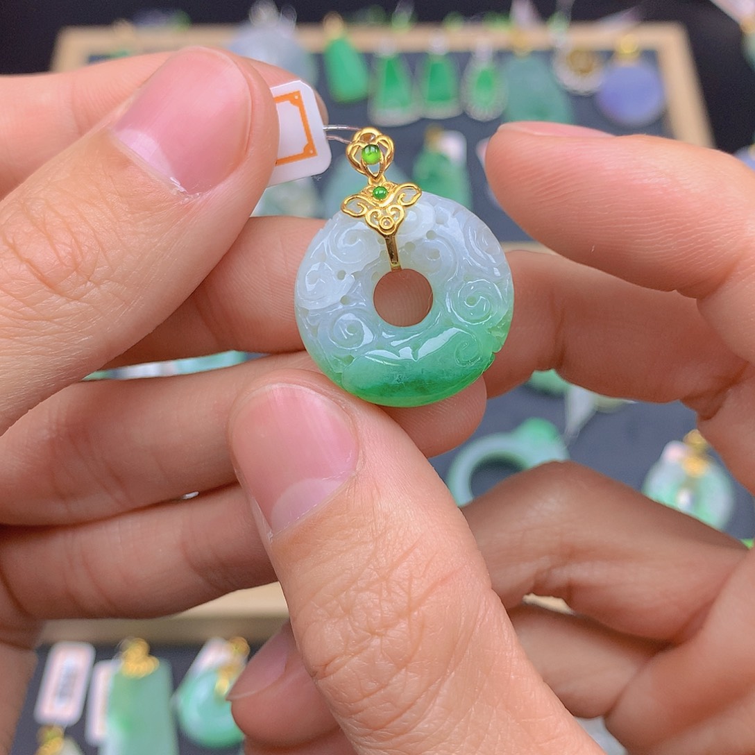 翡翠颈饰18K金镶嵌翡翠