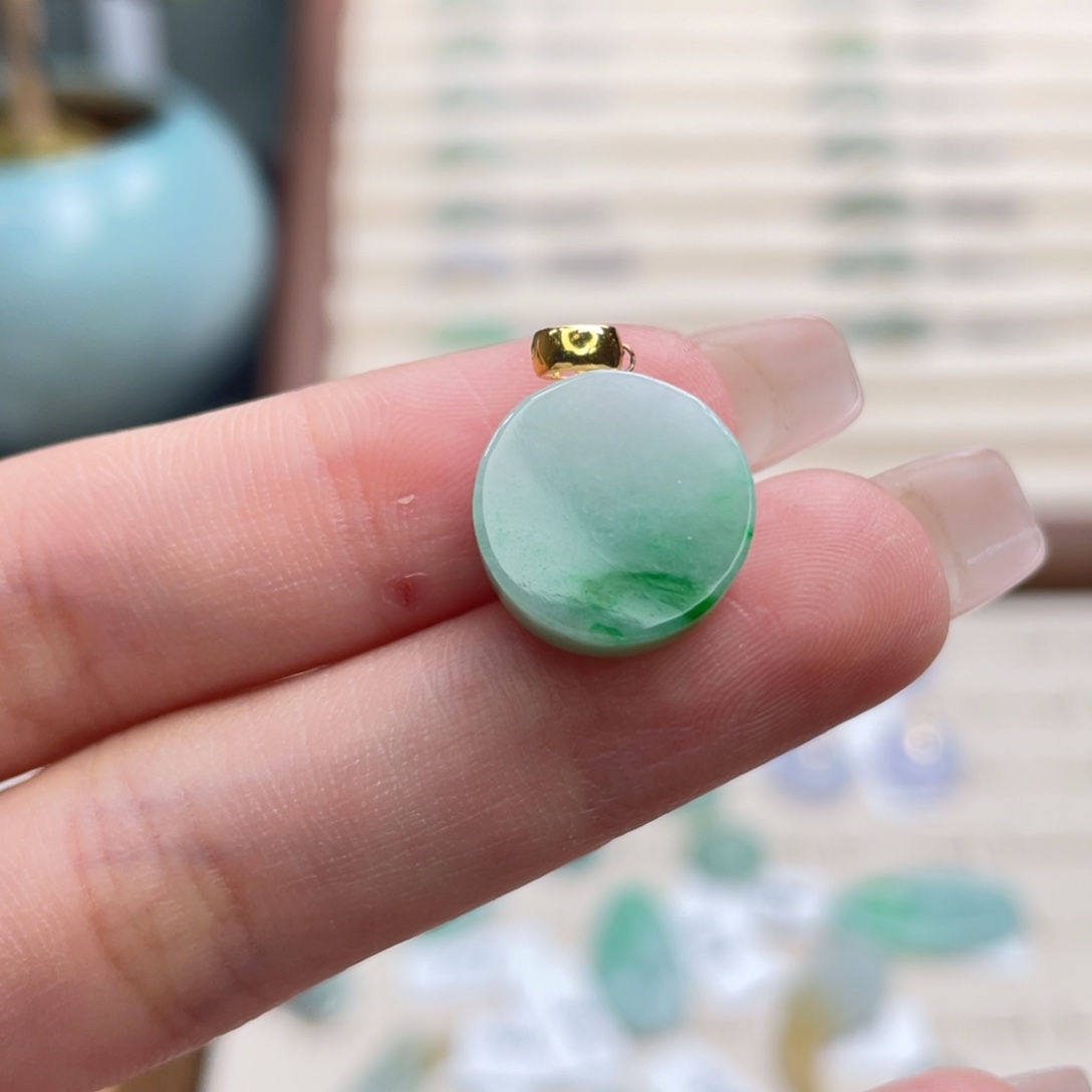 翡翠18K金镶嵌吊坠(不含链)a04阳绿飘花无事牌