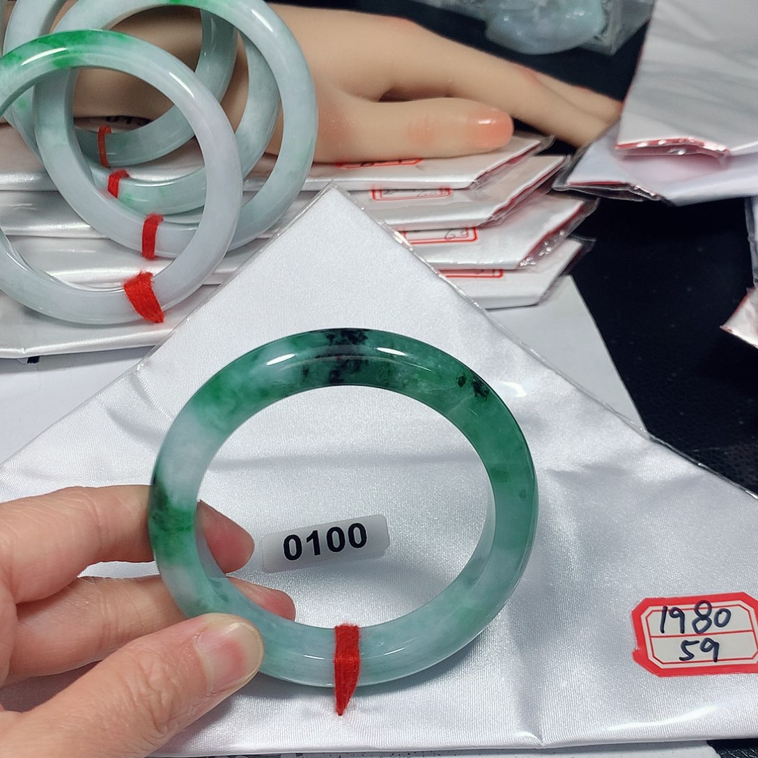 翡翠手镯未镶嵌天然缅甸A货翡翠手镯