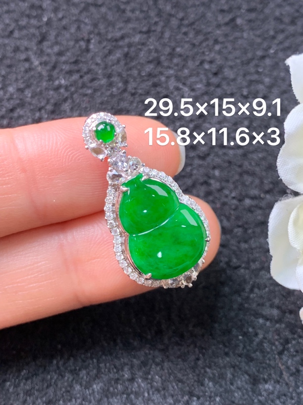 18k金镶嵌天然翡翠飘绿葫芦吊坠