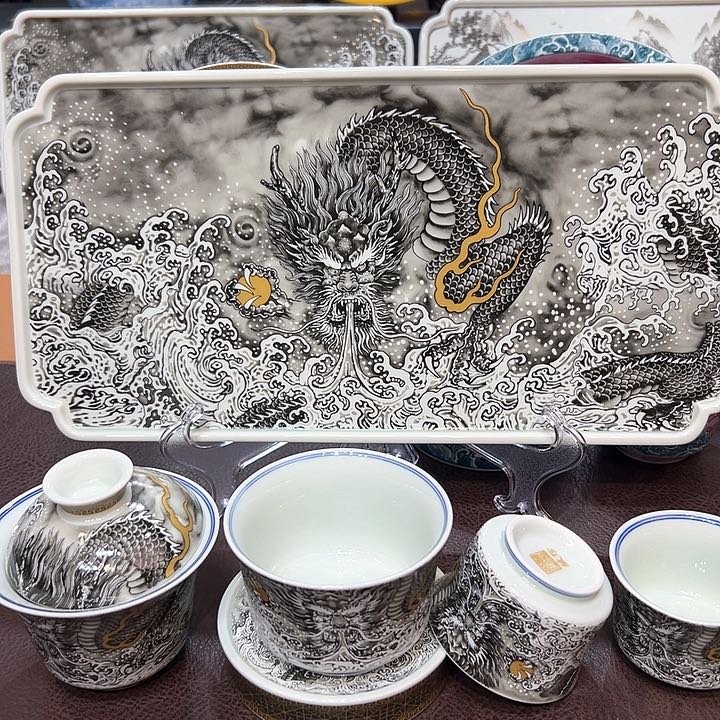 摆件景德镇陶瓷艺术展在上海举办期间举行的全国