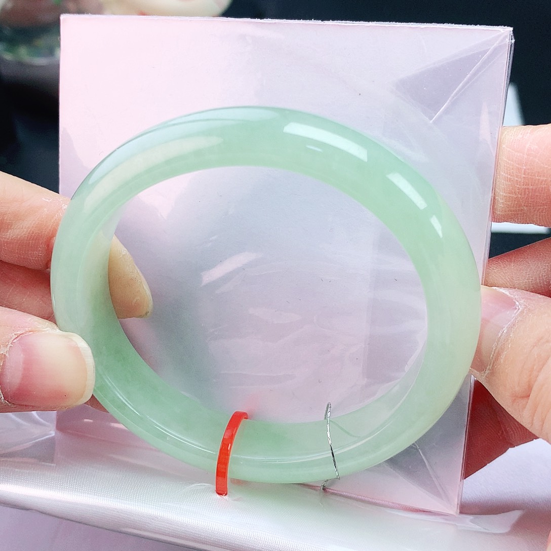 翡翠手镯未镶嵌56贵