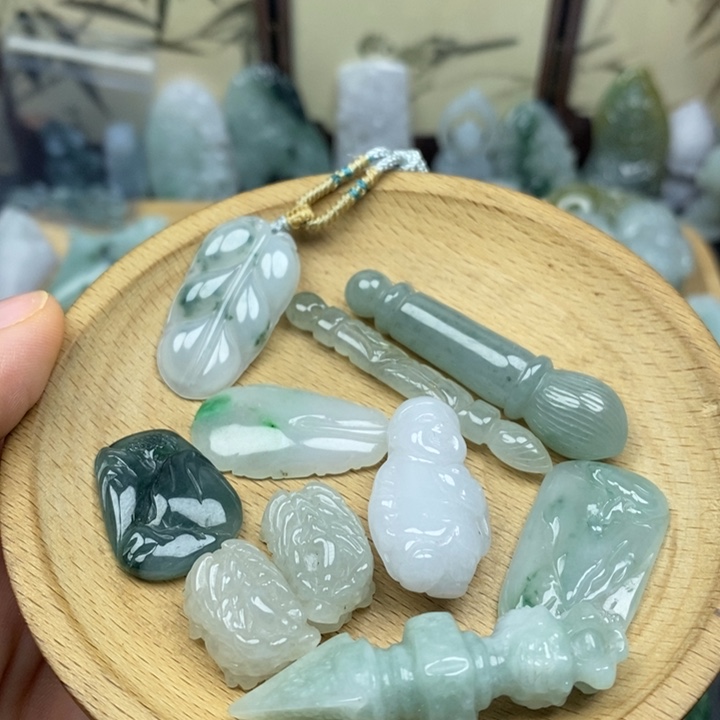 翡翠未镶嵌颈饰吊坠一个
