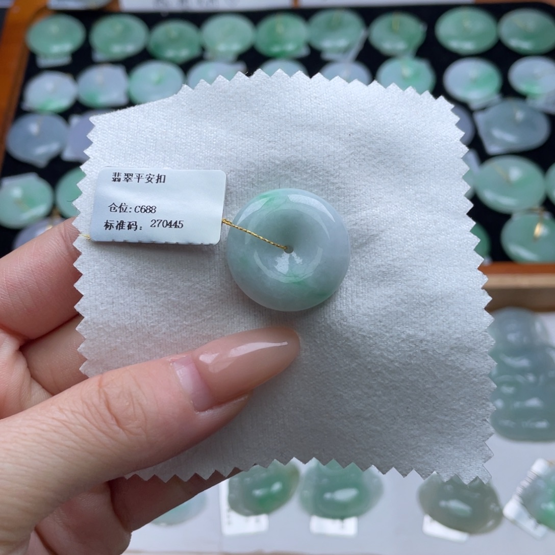 翡翠未镶嵌颈饰平安扣